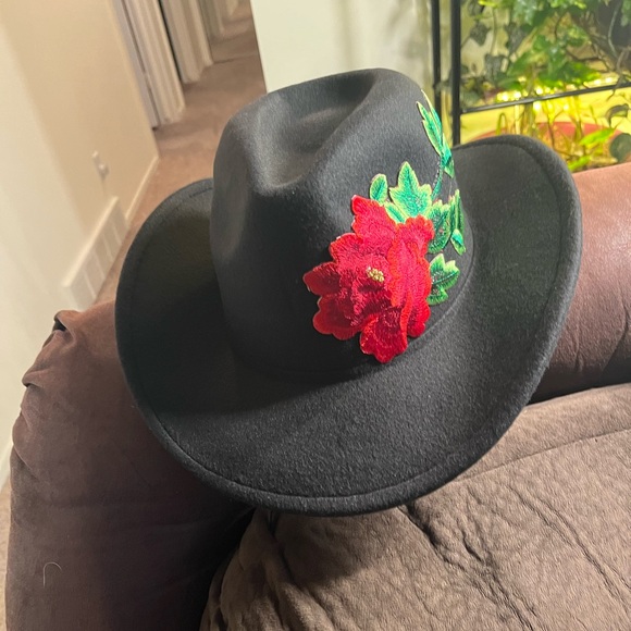 Accessories - 🆕Fabulous thick black felt women’s cowboy hat with a red rose on the side.